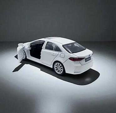 corolla 2021: Toyota carolla maketidir, ağ rəngdedir.masinMaşın şitinə yapışdırmaq — 3