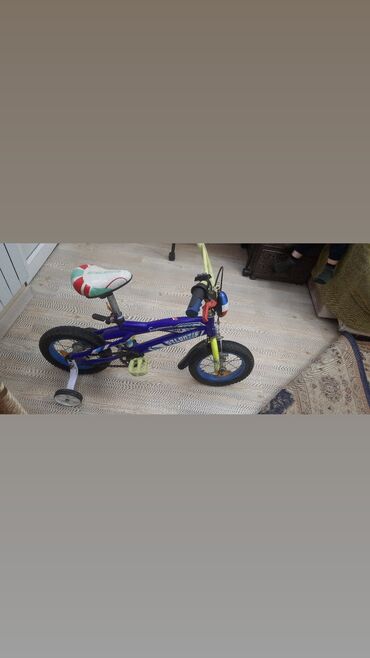 Велосипеды: Детский велосипед от4 да 7 лет в хорошем состоянии размер колеса R12