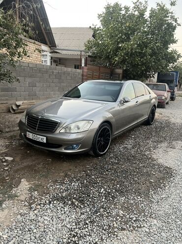 ролс ройс машина: Седан Mercedes-Benz S-Class серого цвета, оснащенный черными