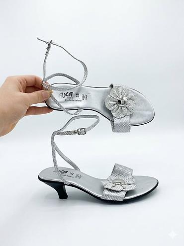 Женская обувь: Женские туфли на небольшом каблуке (kitten heel), 2 пары. 1) AXA — 1