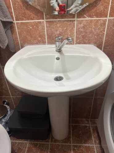 Lavabo sa postoljem i slavinom. dimenzije širina 60cm, dubina 50cm