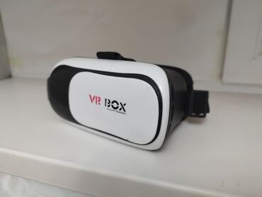 купить вр очки для телефона: VR-гарнитура VR Box в бело-черном корпусе обеспечивает эффект