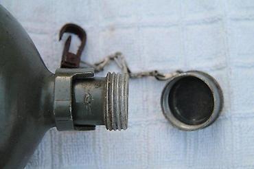 Staro posuđe i escajg: Dve Očuvane stare, vojne čuture, aluminijumske. Dve stare — 12