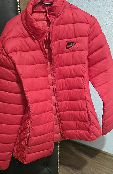 suskave torbe: Nike ženska lagana puffer jakna – crvena - Model: kratka, prošivena — 1