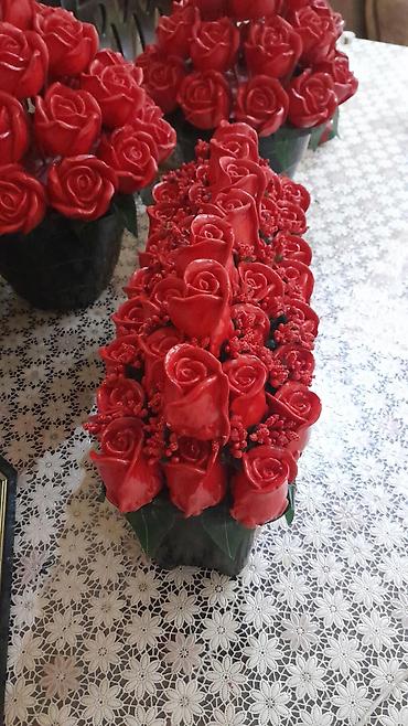 gilan tekstil parcalari: Qırmızı güllərdən dekorativ kompozisiyalar - Material: dekorativ süni — 1