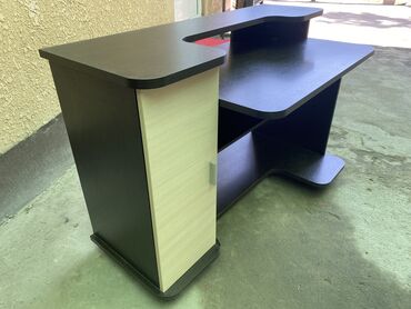 угловой компьютерный стол белый: Комплект офисной мебели, Стол, Б/у