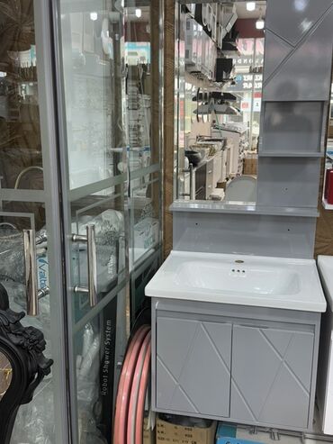 Moydadırlar: Ağ rəngli keramika lavabo və boz rəngli dolabdan ibarət hamam mebeli