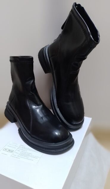 женские туфли с открытой пяткой: Qara dəri qadın botları ölçü :40 - Klassik qara rəng, hamar dəri səth lalafo.az -da женские туфли с открытой пяткой: Qara dəri qadın botları ölçü :40 - Klassik qara rəng, hamar dəri səth
