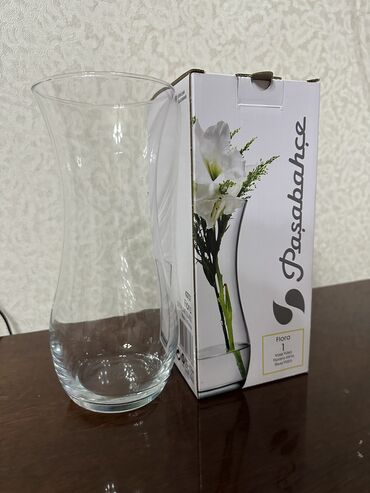 стеклянную вазу: Стеклянная ваза для цветов