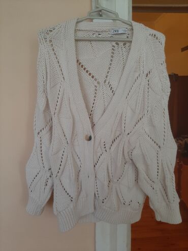 yun jaket: ZARA brendinə məxsus qadın toxunma kardiganı. Ağ rəngdə, V yaxalı və