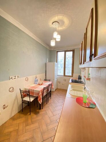 Uzunmüddətli kirayə mənzillər: 28 may metrosuna yaxın Amerika səfirliyinə yaxın 5 mertebeli binanın — 19