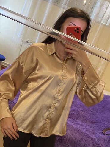 qaqa şalvarları: Zərif parıltılı, şampan-qızılı rəngdə satena bənzər qadın köynəyi. -