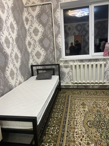 Односпальные кровати: Кровать с прочным металлическим каркасом и изголовьем из — 13