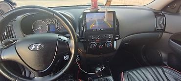 i30: Hyundai i30 hatchback, qara rəng, 5 qapı. Əsas xüsusiyyətlər: - — 10