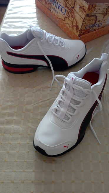 kişilər üçün qaçış krossovkaları: Puma kişi idman ayaqqabısı - Rəng: ağ – qara – qırmızı akssentlər -