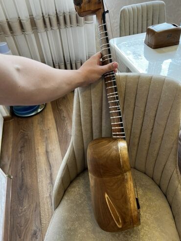 Səs avadanlığı: Taxtadan hazırlanmış, qəhvəyi rəngli simli musiqi aləti. Alətin ikiqat