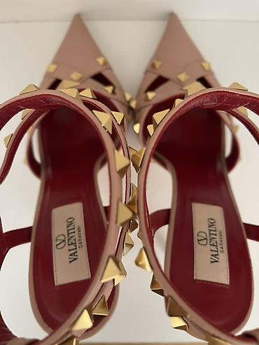 обу: Valentino Garavani Rockstud — культовая модель Элегантные босоножки — 5