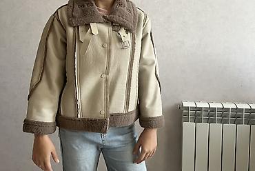 Kurtkalar: Qadın/qız üçün qısa ölçülü, qışlıq “shearling” üslublu gödəkcə. - — 2