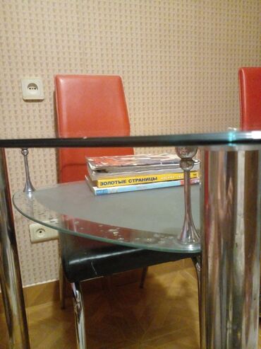 Masa və oturacaq dəstləri: КУХОННЫЙ СТОЛ, СТЕКЛЯННЫЙ. НОВЫЙ. Продается за 250м. ТРЕУГОЛЬНЫЙ СТОЛ — 5