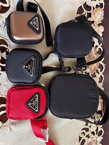 sve od koze: Prada mini kisə və aksesuar çantaları dəsti

8 manat — 1
