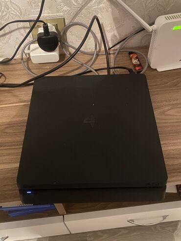 PS4 (Sony Playstation 4): PlayStation 4 oyun konsolu, üç ədəd oyun idarəetmə pultu ilə birlikdə