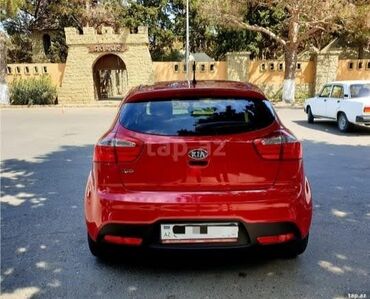 Kia: Kia Rio hatchback – parlaq qırmızı rəngli, kompakt və şəhər üçün ideal — 3