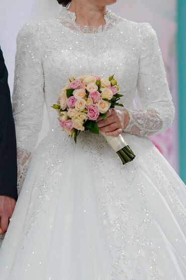 белый платье: Продаю свадебное платье б/у. Один раз одевала. Размер 48