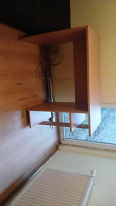 komode crne: Radni sto/računarski sto od iverice u boji trešnje. Kompaktan L — 1