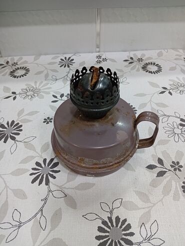 Qədim lampalar: Kerosin lampası (köhnə tip) - Material: Metal gövdə, metal fitil