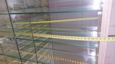 Stend vitrinləri: Şüşə qapıları olan vitrin, model avtomobillər kolleksiyasını səliqəli — 9