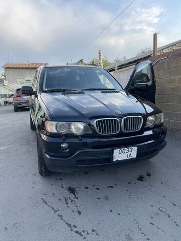 бмв самурай черный: Черный кроссовер BMW X5 представлен на переднем плане, выделяясь своим