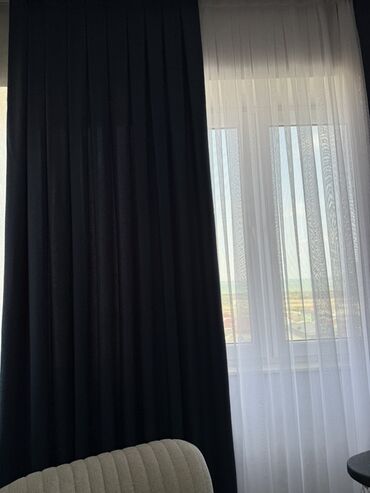 тюль белый: Tünd mavi rəngli, pərdələr. Otağa zəriflik və müasirlik qatır