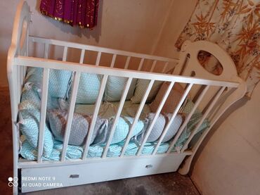 Детские кровати: Кроватка детская в хорошем состоянии вместе с бортиками и матрацем