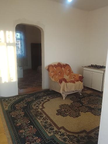 Uzunmüddətli kirayə mənzillər: Kirayə ev verilir Yeni suraxanı yerləşir İki otaqlı həyət evi Əşyaları — 5