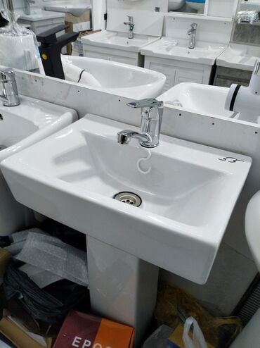 Ağ rəngdə, keramika materialdan hazırlanmış ayaqlı lavabo, hamam