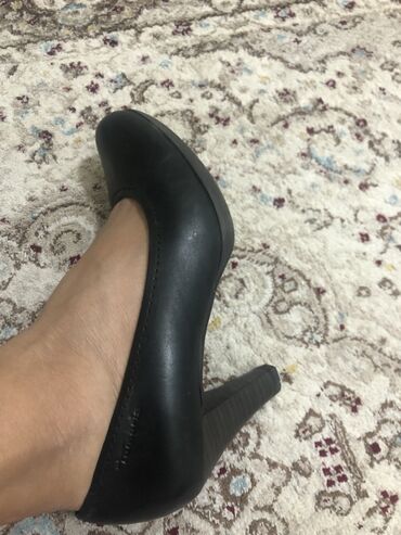 Женская обувь: Туфли Размер: 38, цвет - Черный