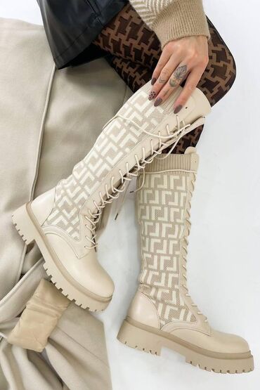 Cizme belo-siva boja - duboke na pertlanje odgovaraju svim stopalima