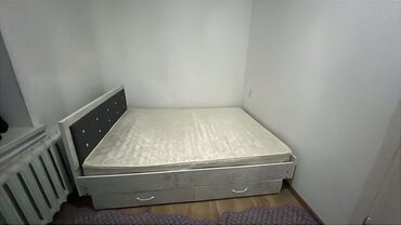 спальные кроват: Кровать с матрасом, выполненная в светлых тонах, предлагает удобное