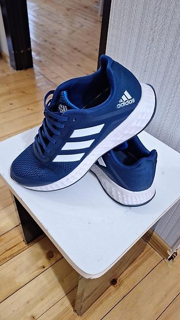 iş patinkası: Orginal Adidas idman ayaqqabısı. Tünd göy rəngdədir, yan hissəsində ağ — 3
