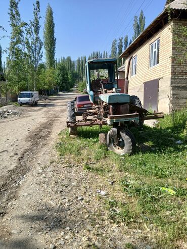 шина на мотоблок: Сельскохозяйственный трактор с открытой кабиной. Модель имеет крупные