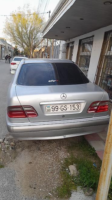 mercedes e 200: Mercedes-Benz E-Class (W210), gümüşü rəng. - Kuzov: sedan, 4 qapı - — 4