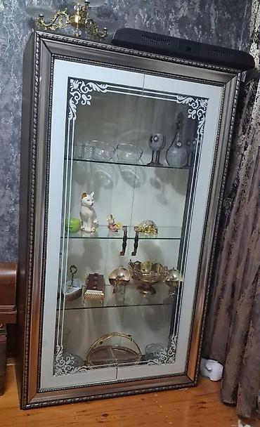 giris dolabi: Qonaq otağı və yemək otağı üçün zövqlü vitrin şkafı. Model klassik — 1