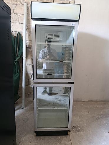 soyuducuları: Uğur markalı vitrin tipli ticarət soyuducu şkaf. Məhsulların nümayişi — 1