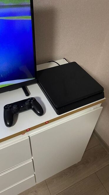 PS4 (Sony Playstation 4): Playstation 4 slim ela veziyyetdedi hec bir problemi yoxdur jostik ve