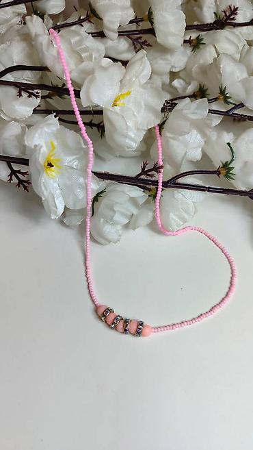 mona bags: Ružičasti perleni ogrlica sa sjajnim detaljima. - Materijal: sitne — 1