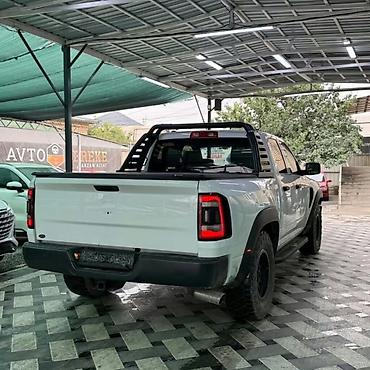 Dodge: RAM 1500 TRX, полноразмерный пикап в белом цвете с четырёхдверной — 2