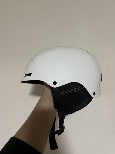 Лыжные ботинки: Продаю качественные лыжи. Подарили в прошлом году, использовал всего — 6