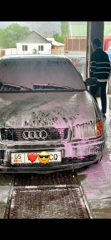 меняю на недвижимость: Седан Audi 100 в сером цвете, оснащенный 2-литровым двигателем