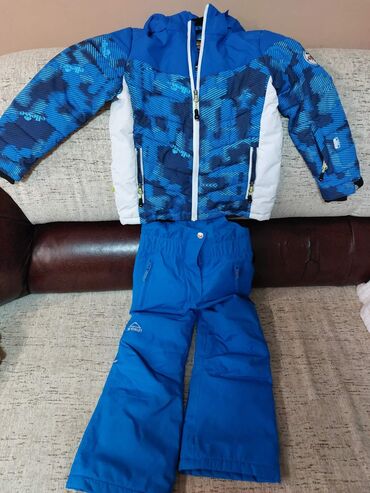 68: Komplet jakna i pantalone za uzrast 6/8 godina