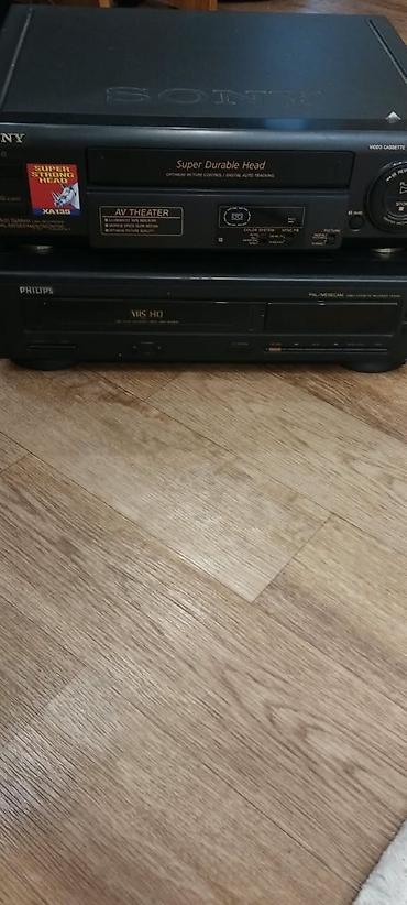магнитофон нота: Два видеомагнитофона VHS. 1) Sony (модель из серии SLV, на панели — 9
